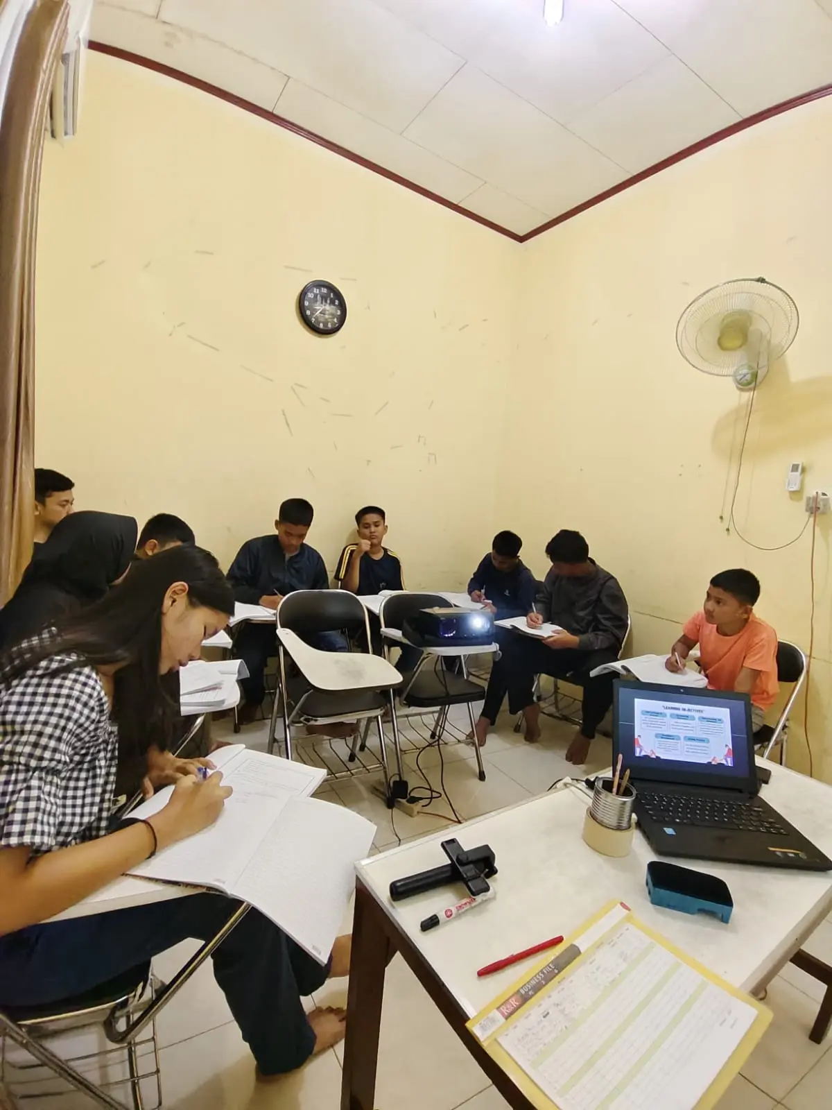 Kegiatan belajar kelompok siswa SEC di ruang kelas